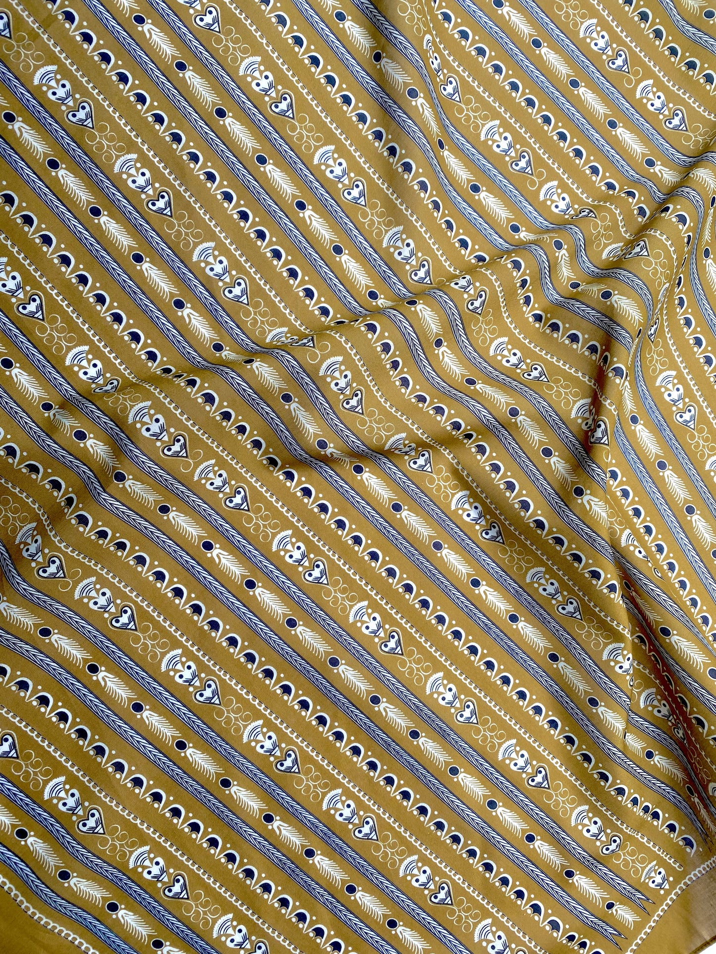 FOULARD BRETON BRODERIES LIGNES LICHEN