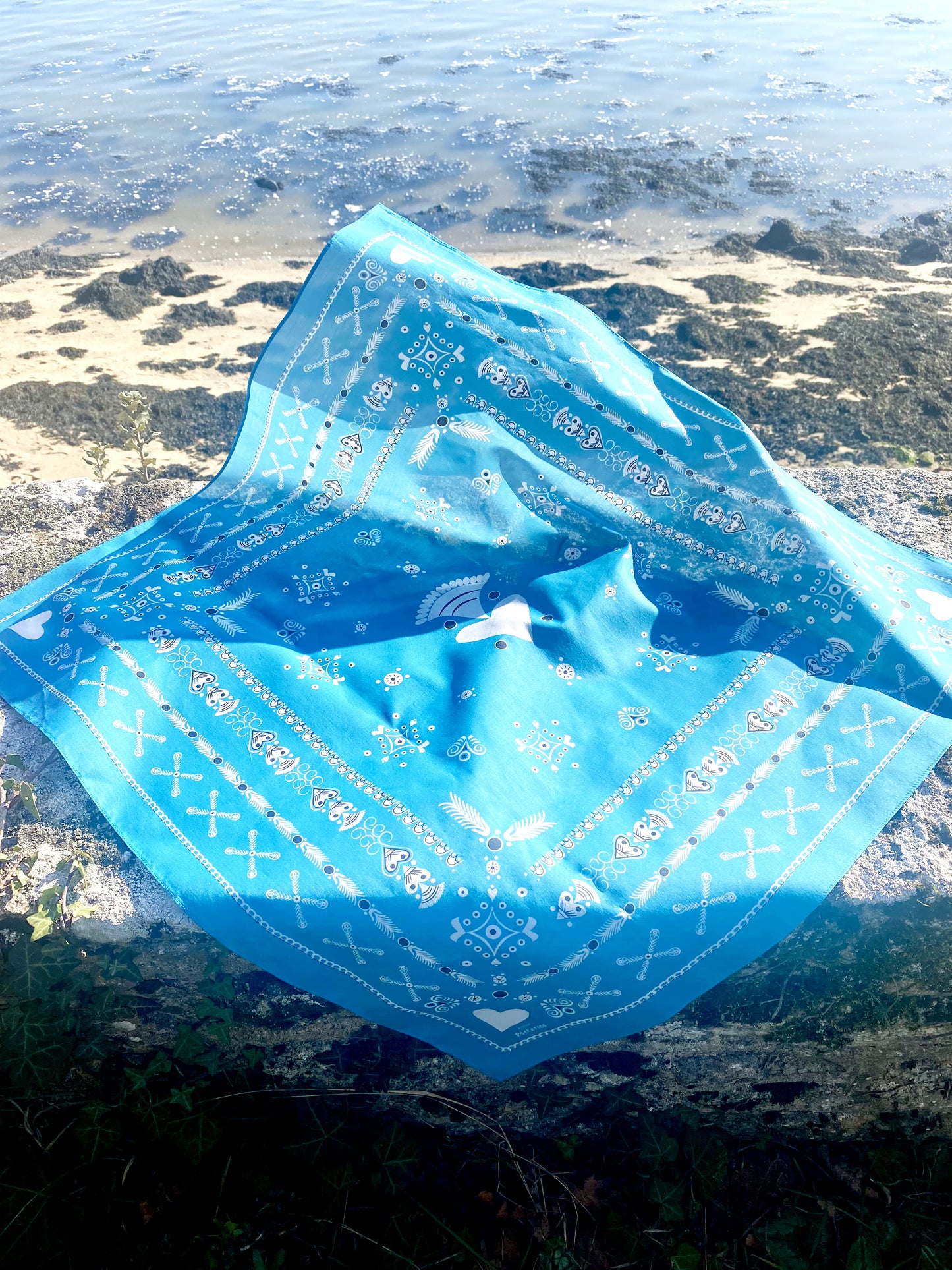 BANDANA BRETON BLEU CLAIR EN COTON BIO - MOTIF BRODERIES BRETONNE (AZUR)