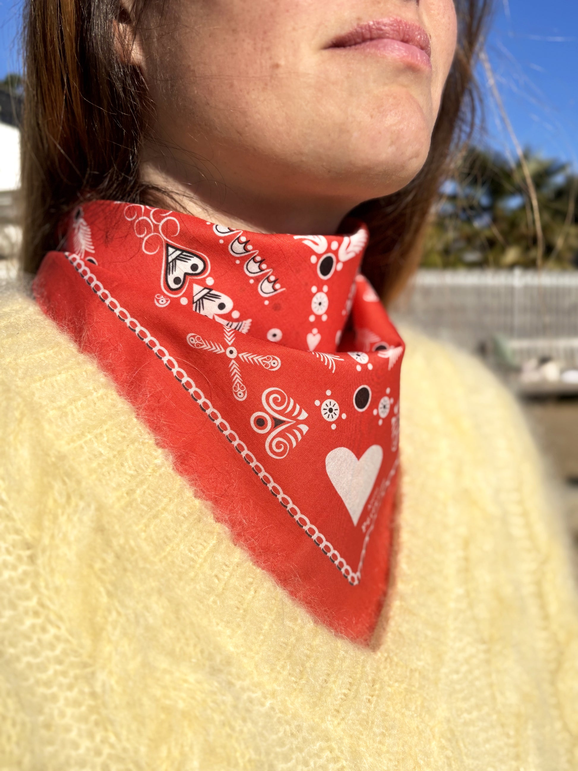 Foulard bandana artisanal en soie rouge et or vintage, Italie Foulard bandana artisanal en soie rouge et or vintage, Italie