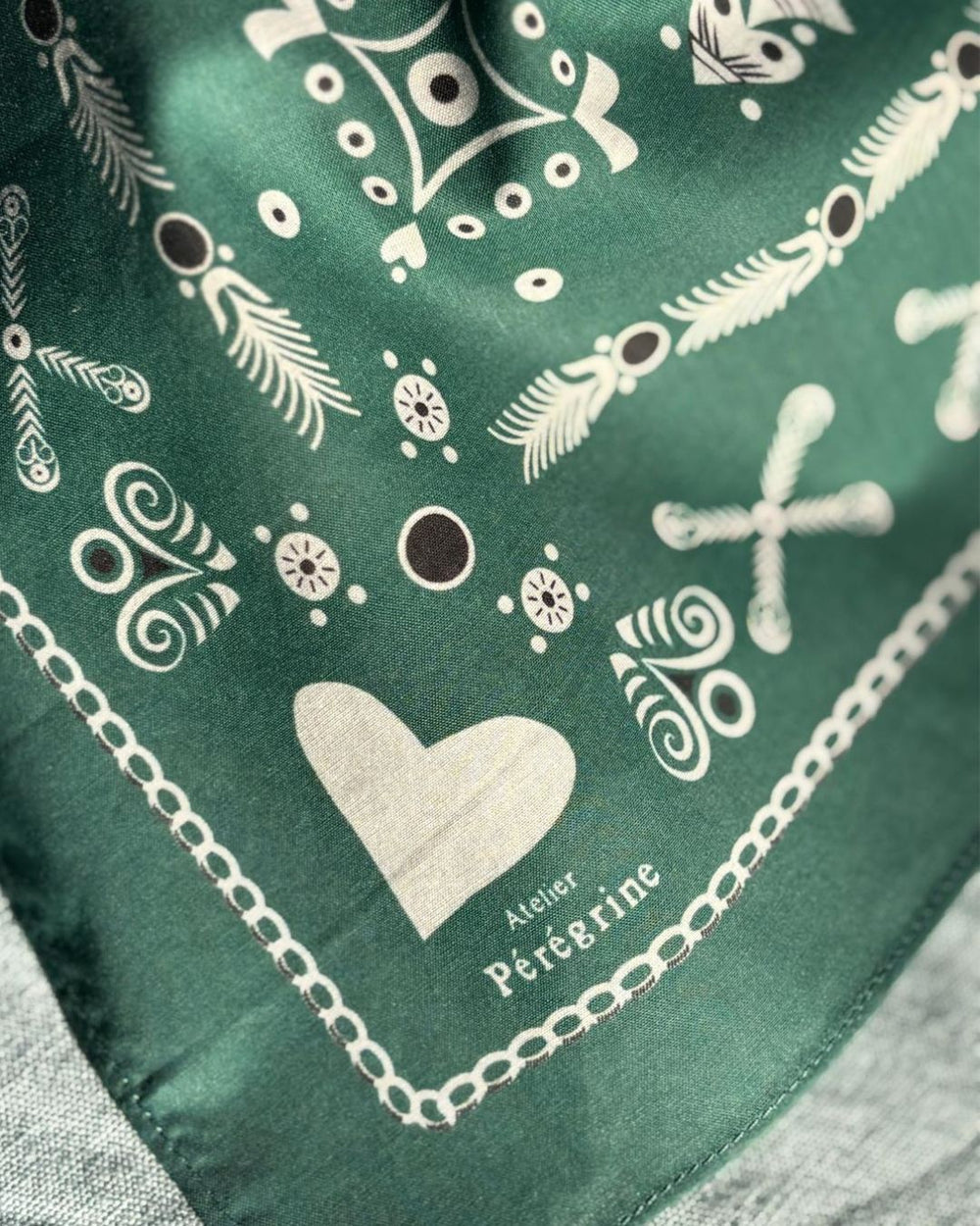BANDANA BRETON VERT FORÊT EN COTON BIO - MOTIF BRODERIES BRETONNES